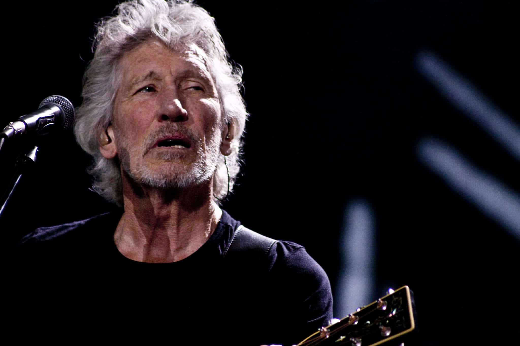Roger Waters: invece di cantare legge storie sulla sua papera domestica Roger Waters: invece di cantare legge storie sulla sua papera domestica