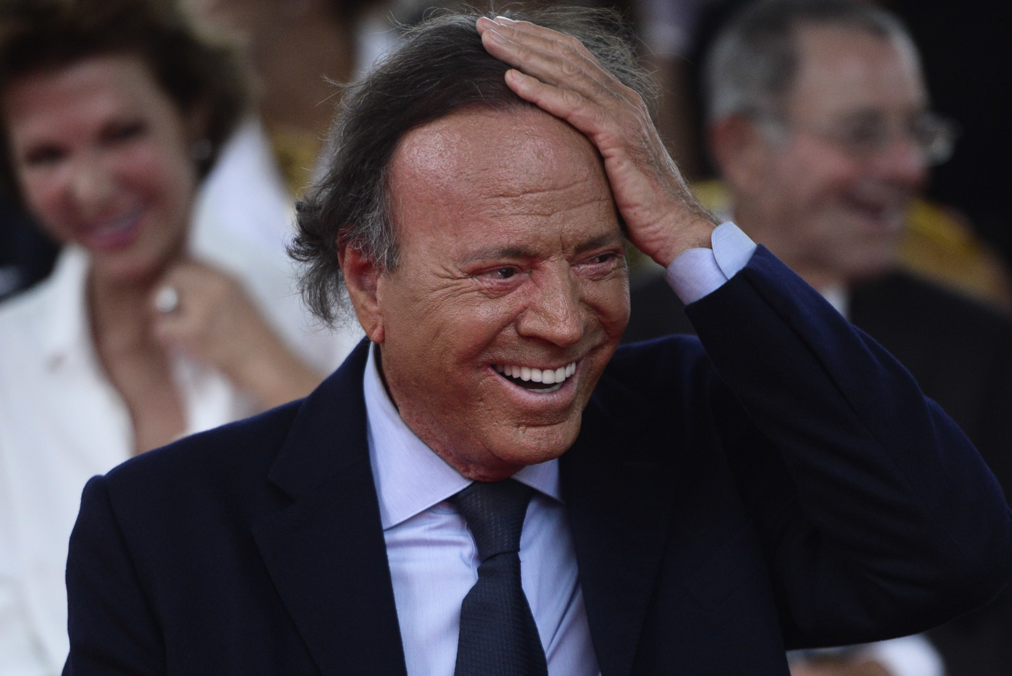 Julio Iglesias: fermato in aeroporto con 42 chili di cibo in valigia