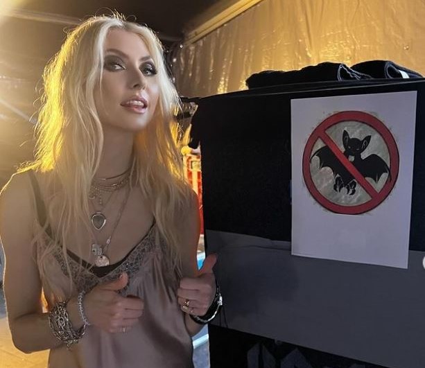 Gli AC/DC regalano un pipistrello giocattolo a Taylor Momsen dopo il morso di Siviglia