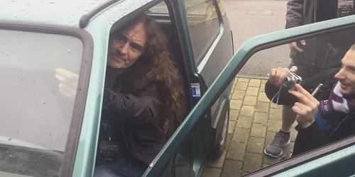 Iron Maiden: Steve Harris autografa la Panda di una fan