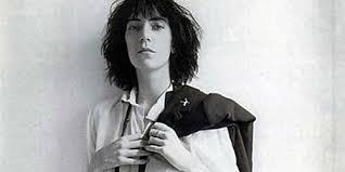 Patti Smith sbaglia tutto alla cerimonia del premio Nobel, ma è comunque un trionfo