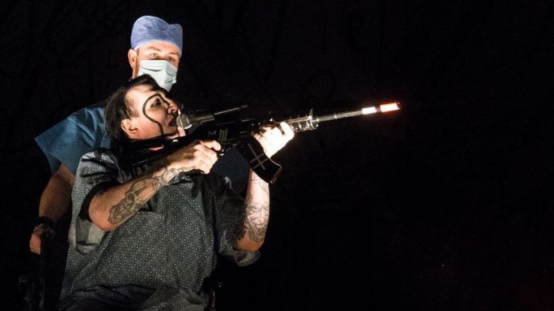 Marilyn Manson: live in sedia a rotelle, con fucile e infermiere