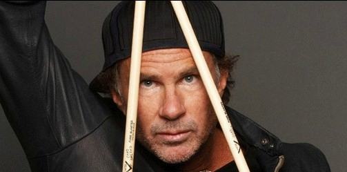 Red Hot Chili Peppers: 220 chili di spaghetti sul batterista Chad Smith