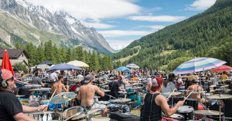 Rockin'1000: il video di "Tender" dei Blur eseguita ai piedi del Monte Bianco