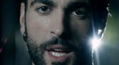 Marco Mengoni a lavoro in studio. Marco Mengoni a lavoro in studio.