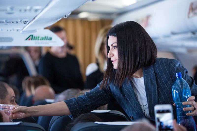 L'aereo ha una hostess speciale: è Laura Pausini L'aereo ha una hostess speciale: è Laura Pausini