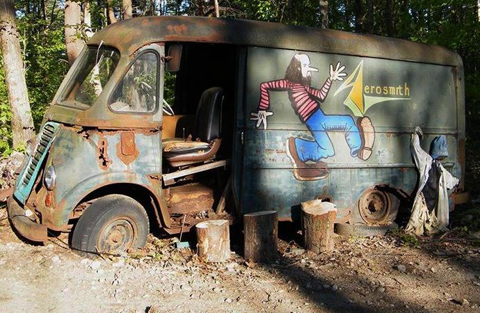 Aerosmith: in un bosco spunta il furgone dei primi tour