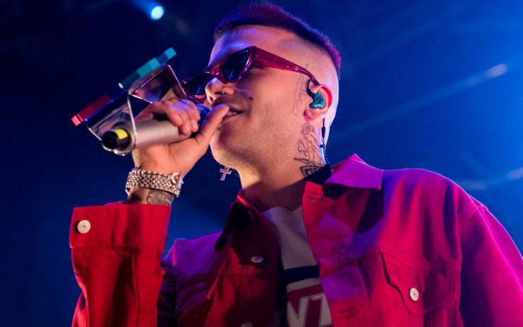 Sfera Ebbasta: biglietti gratis per i genitori che accompagnano i figli