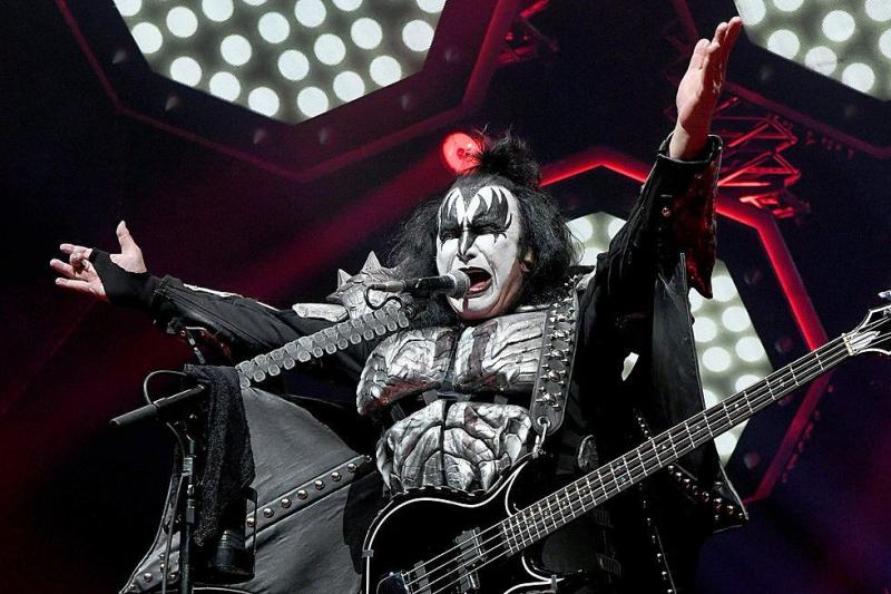 Gene Simmons: "Mick Jagger e Bono collasserebbero sul palco in mezz'ora vestiti come i Kiss"