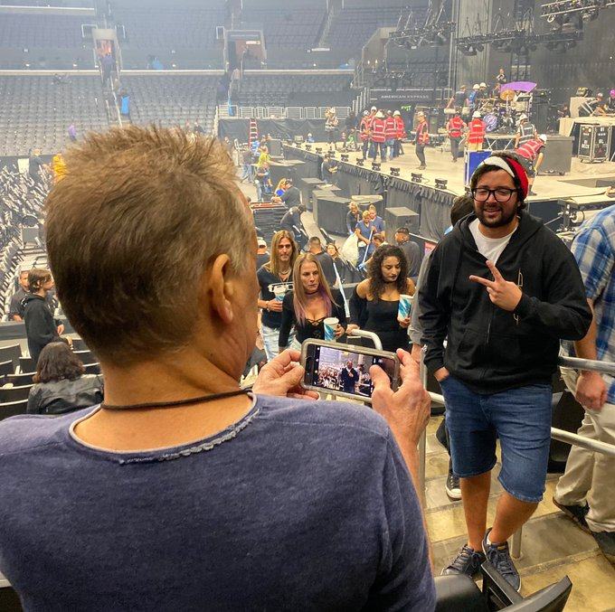 Chiede a Eddie Van Halen di scattargli una foto e non lo riconosce