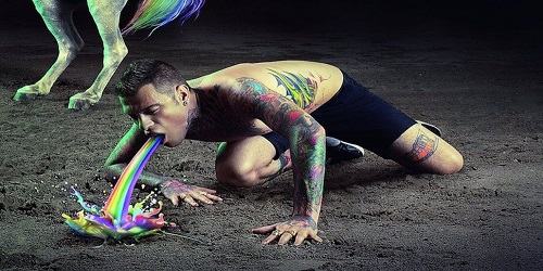 Fedez scrive sul web: "Il ministero dello Sviluppo economico censura la copertina del mio album."