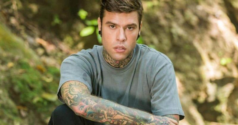 Fedez pedinato da un uomo armato