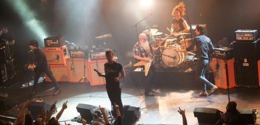 Eagles of Death Metal e U2 a Parigi: concerto tra memoria e protesta Eagles of Death Metal e U2 a Parigi: concerto tra memoria e protesta